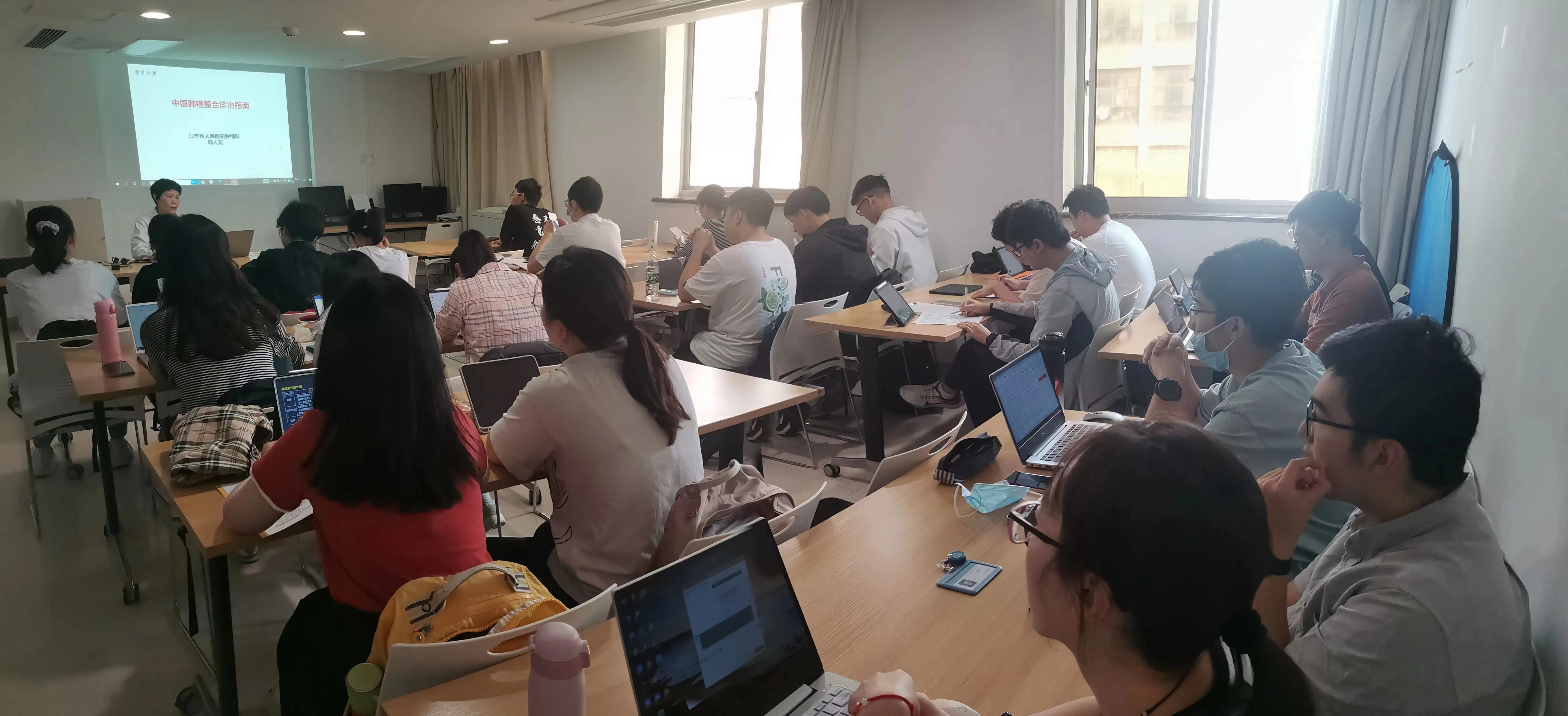 学术研讨会，提高学生学术思维与研究能力的关键路径