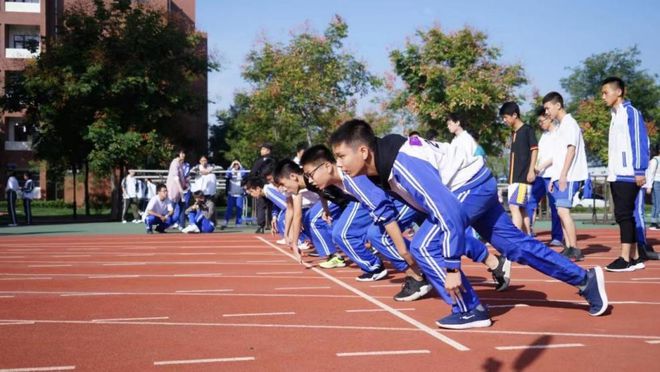 学校如何通过体育比赛增强学生自信心，策略与实践探索