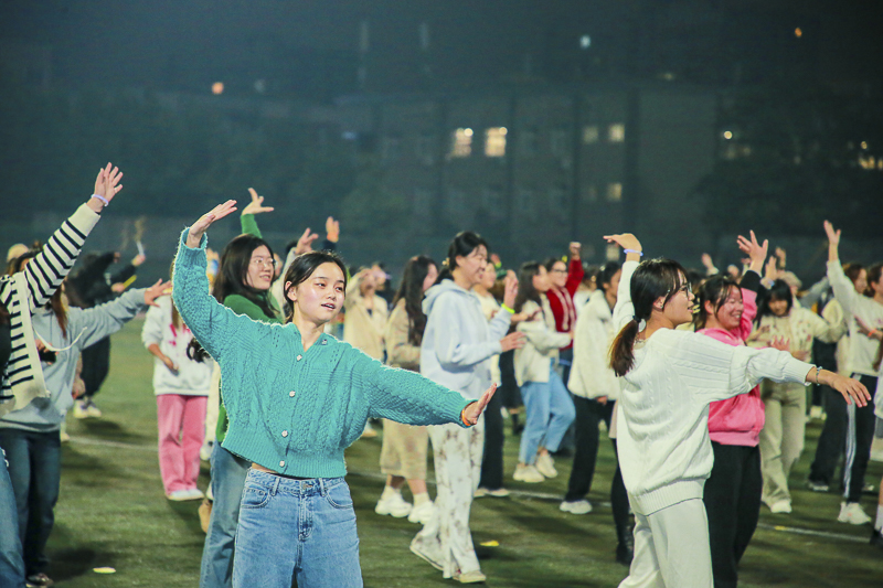 学校广场舞，舞动青春，共融校园文化韵律之美